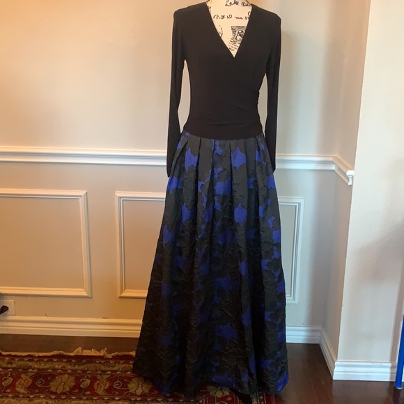 NWT Betsy & Adams Gorgeous Blue Black Floral Gown - Picture 1 of 10